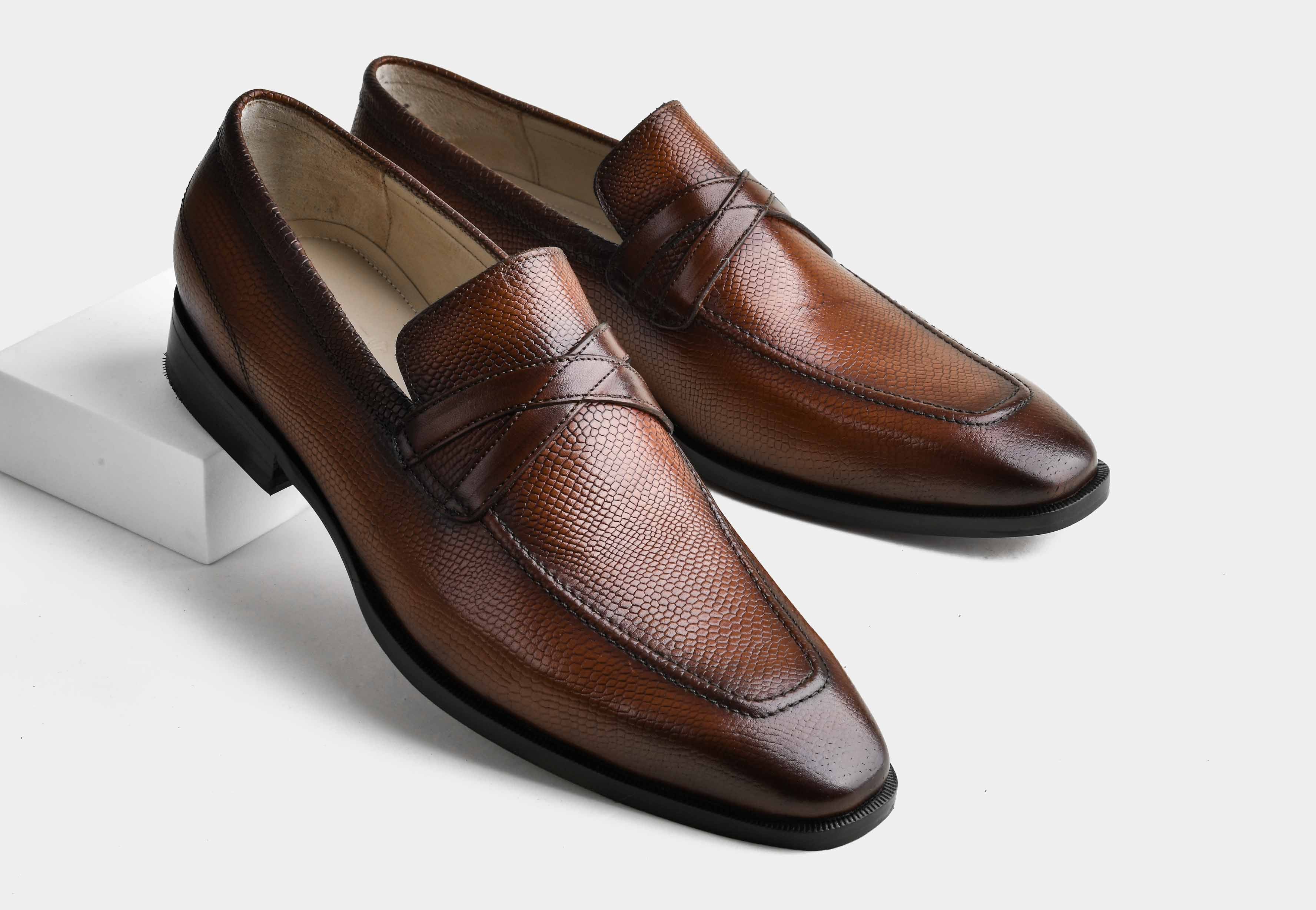 ADRINO | MEN TAN TEXTURED CROSS-STRAP LOAFERS