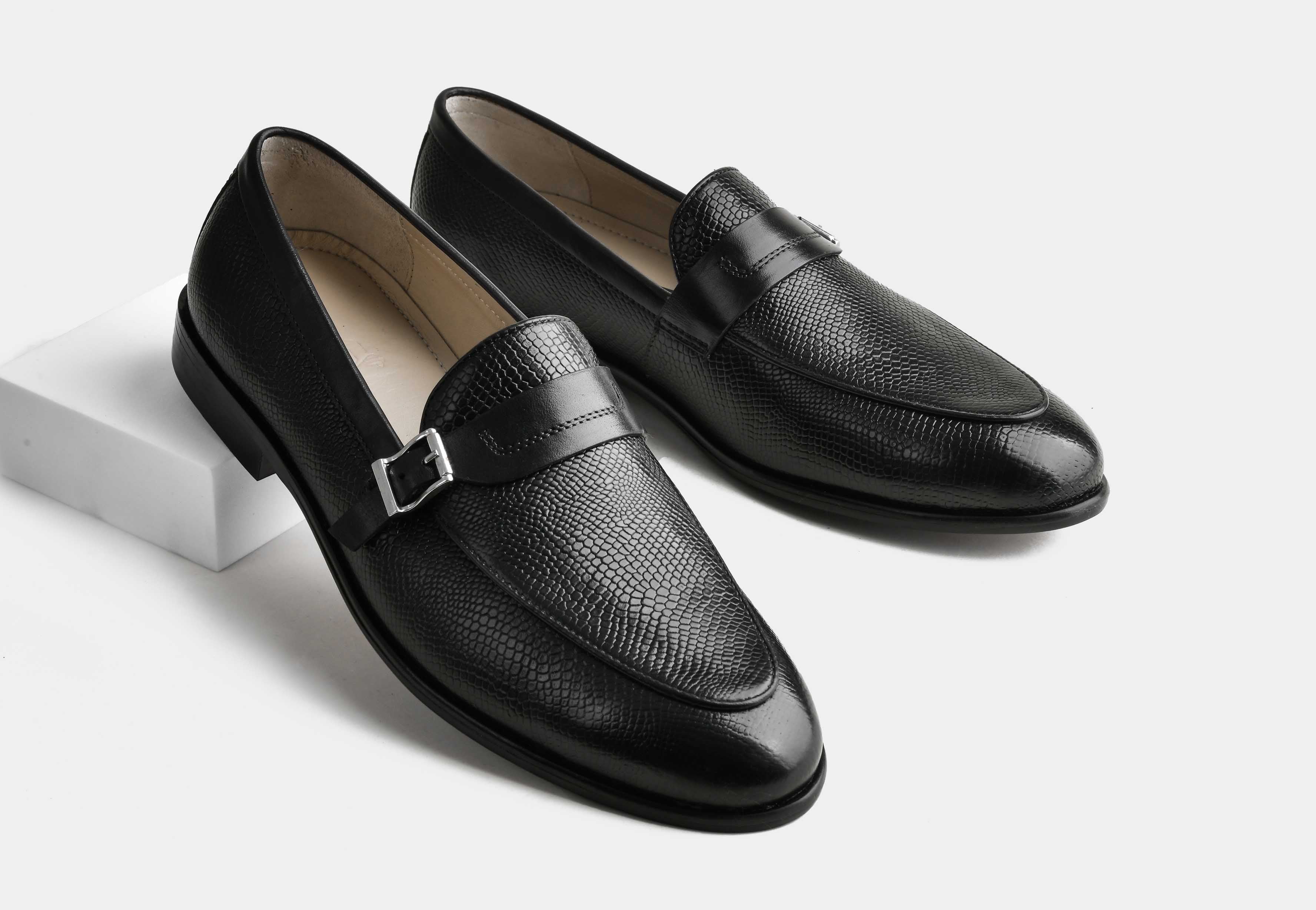 VERO | MEN BLACK TEXTURED BUCKLE STRAP LOAFERS