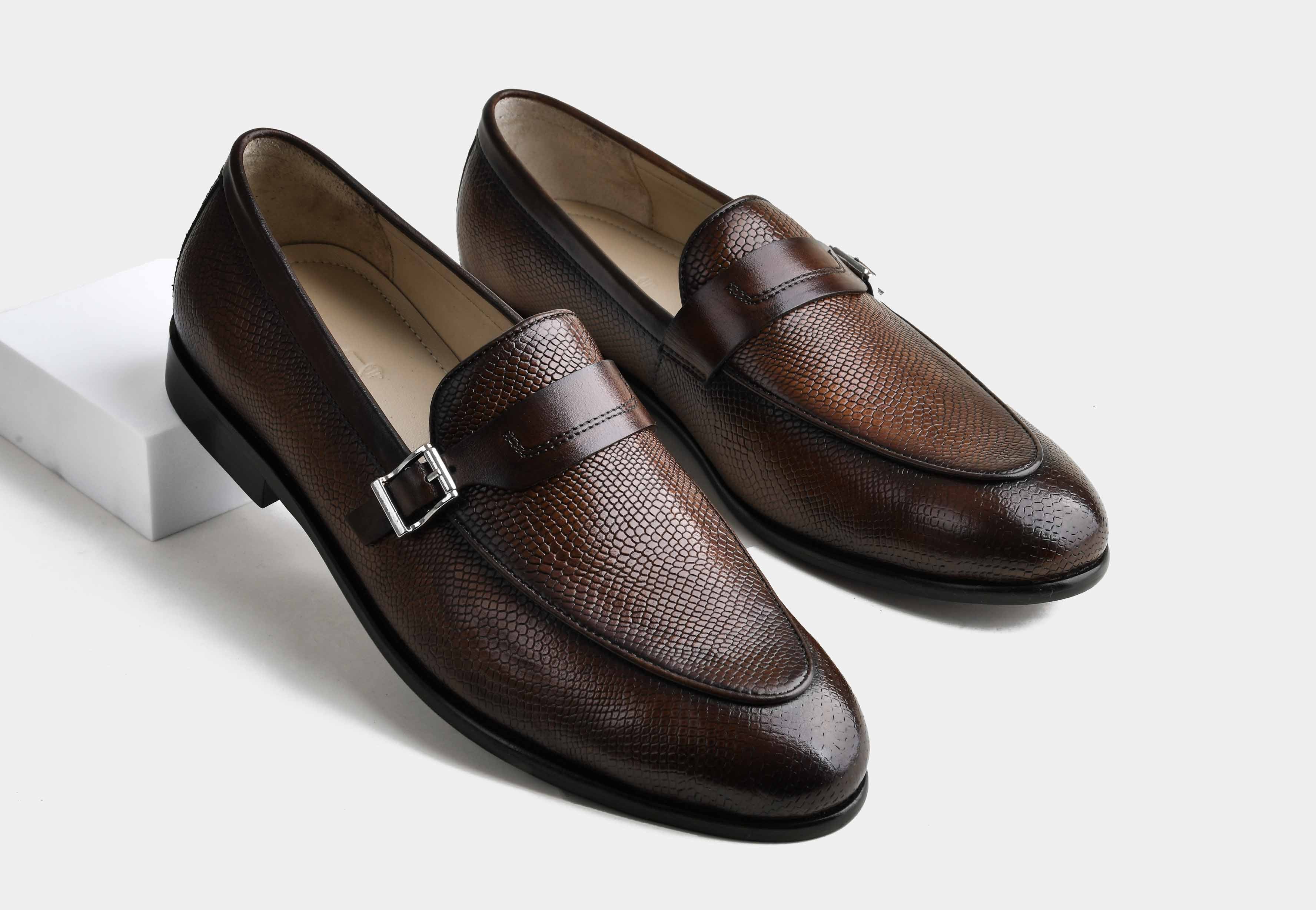 VERO | MEN BROWN TEXTURED BUCKLE STRAP LOAFERS