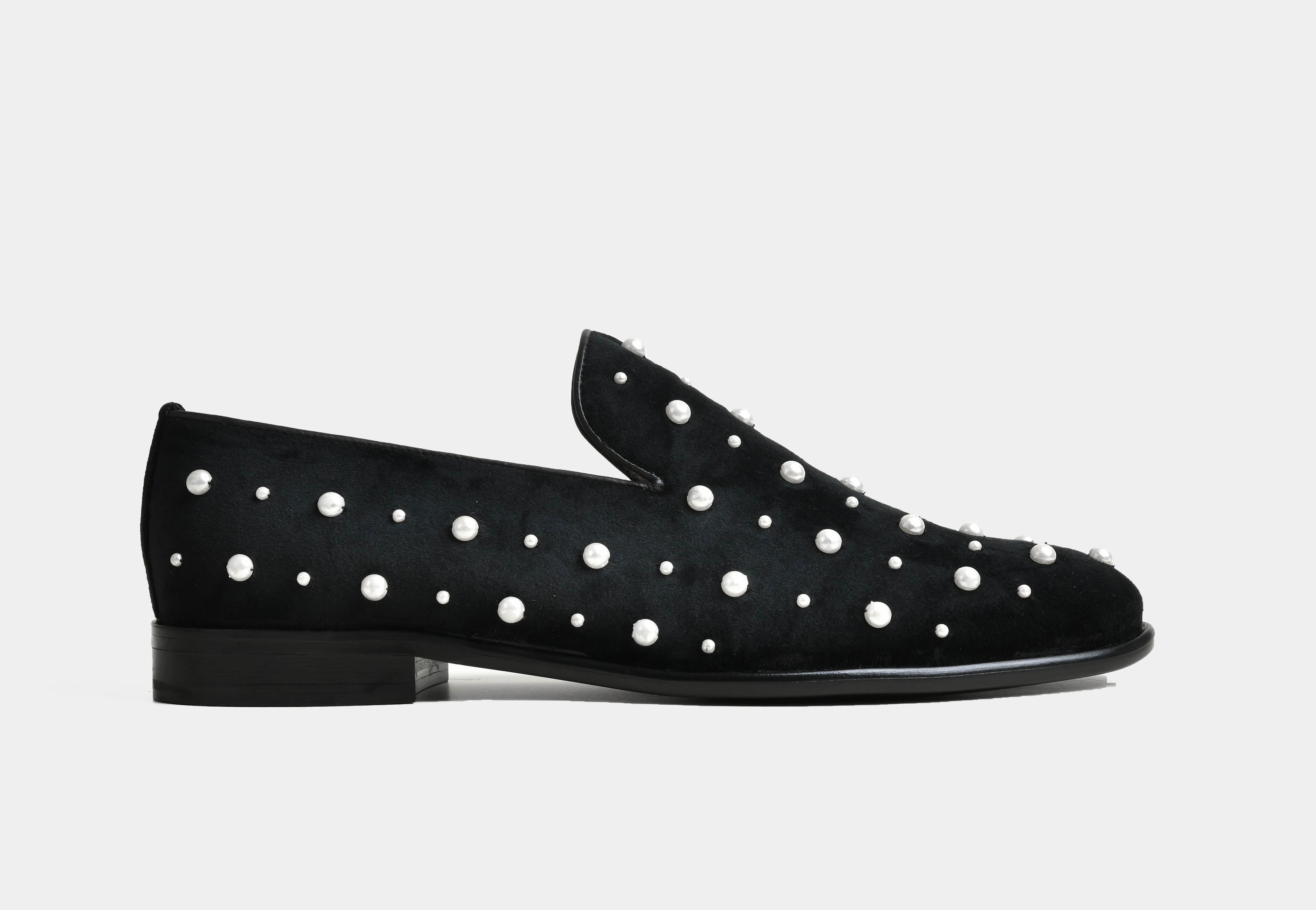 PERLATO | MEN BLACK PEARL-STUD VELVET SLIP-ONS